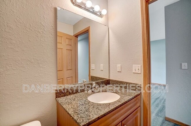 Building Photo - 1115 N Byrne Rd