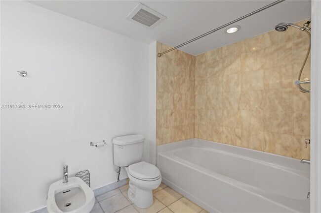 Building Photo - 601 NE 36th St