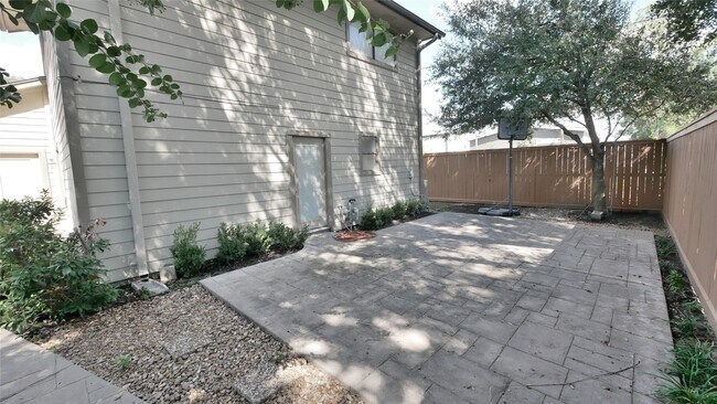 Building Photo - 8003 Oakwood Forest Dr