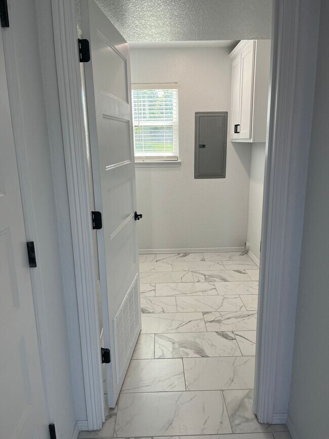 Building Photo - COX-NORTHRIDGE DR-3