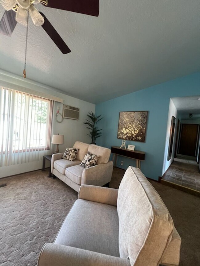 Building Photo - 3-Bedroom, 2-Bath Home Convenient Location...