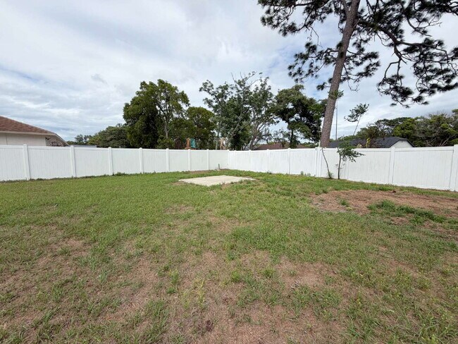 Building Photo - "Charming 3-Bed, 2-Bath Retreat in Spring Hill with 1,327 Sq Ft of Comfort!"