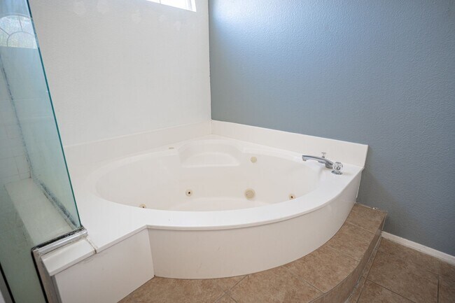 Building Photo - Silverado Ranch - Cul-de-sac.  Downstairs Bedroom and Bathroom