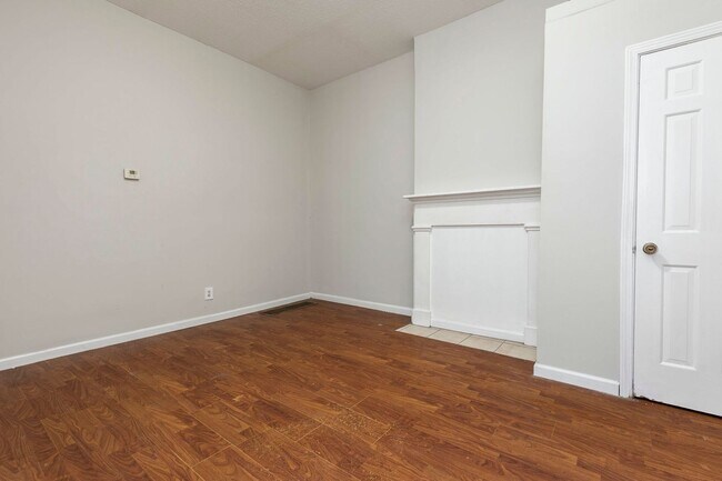 Building Photo - 726-728 W Saint Catherine Street