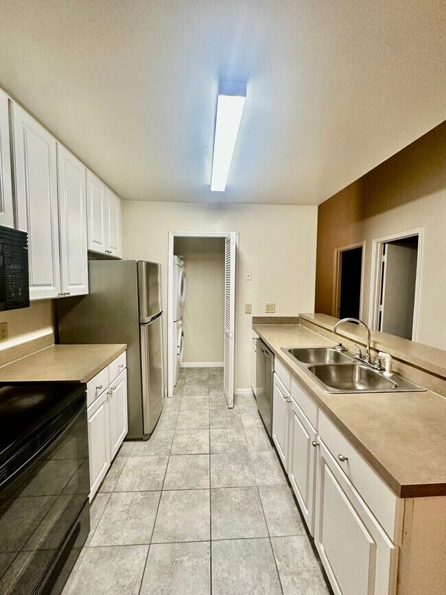 Building Photo - WG #304