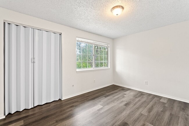 Building Photo - 2 Bedroom Townhome - Spacious!