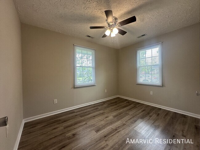 Building Photo - 833 Amye St