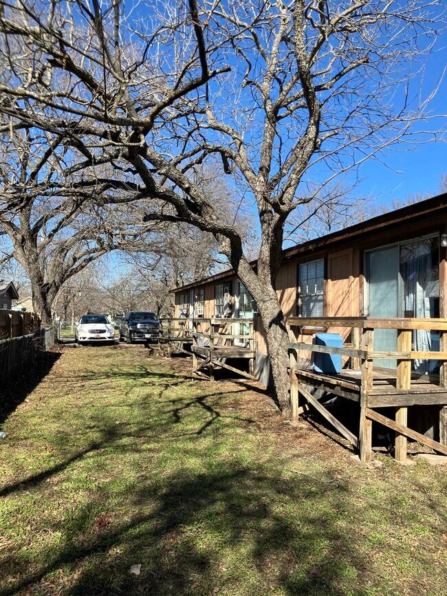 Building Photo - 207 E Elm St