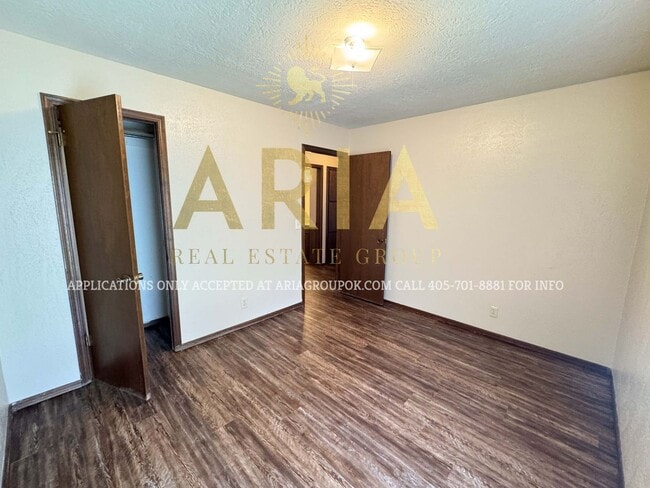 Building Photo - West Norman 2 Bed 1 Bath!
