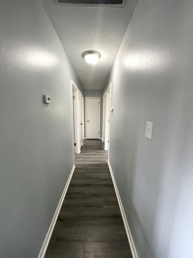 Building Photo - 3 Bedroom 2 Bathroom- Pets Considered