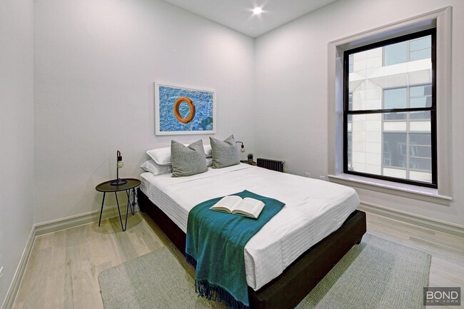 Building Photo - 250 W 91st St