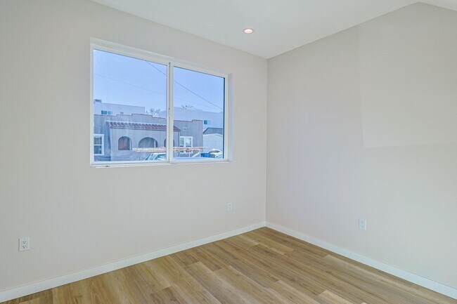 Building Photo - 2332 Carmona Ave