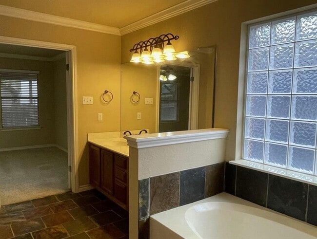 Building Photo - 2105 Lobelia Dr