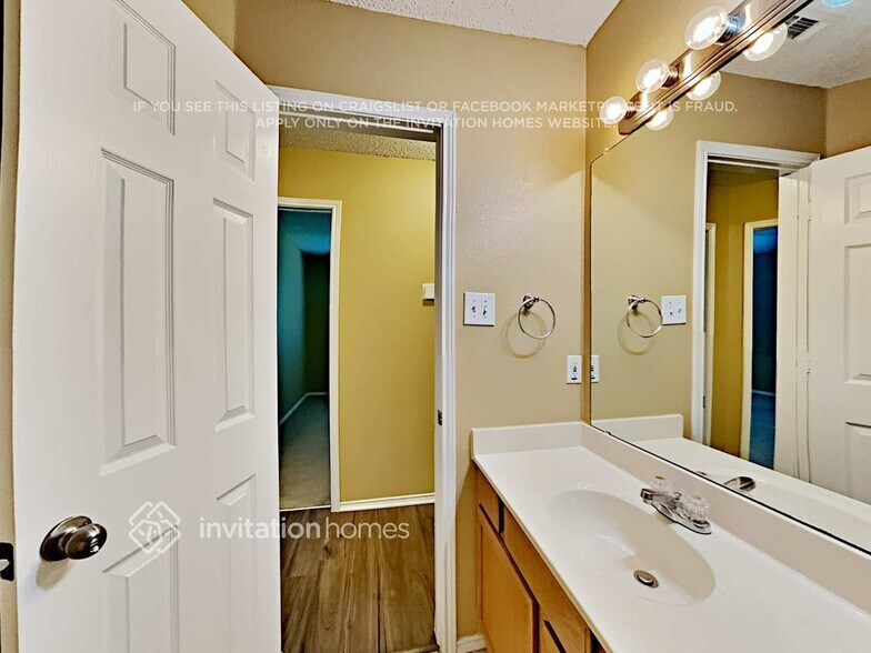 Building Photo - 2720 Briscoe Dr