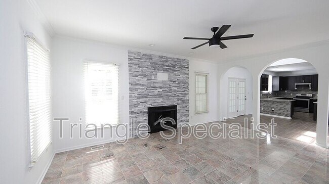 Building Photo - 205 Brook Creek Dr