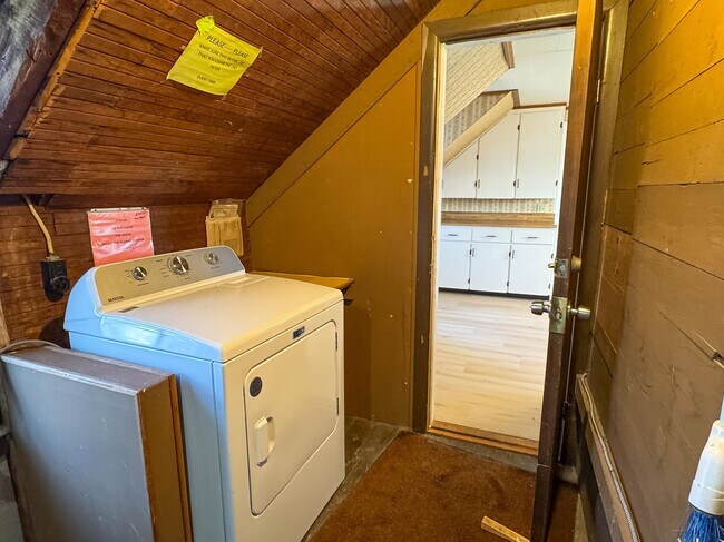 Building Photo - 334 Elm St