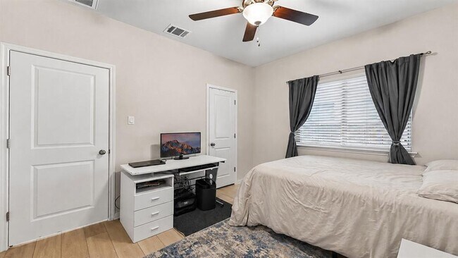 Building Photo - 6403 Principale Dr