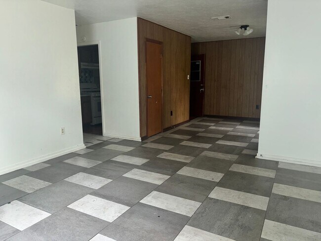Building Photo - 6560 Lake Forest Dr