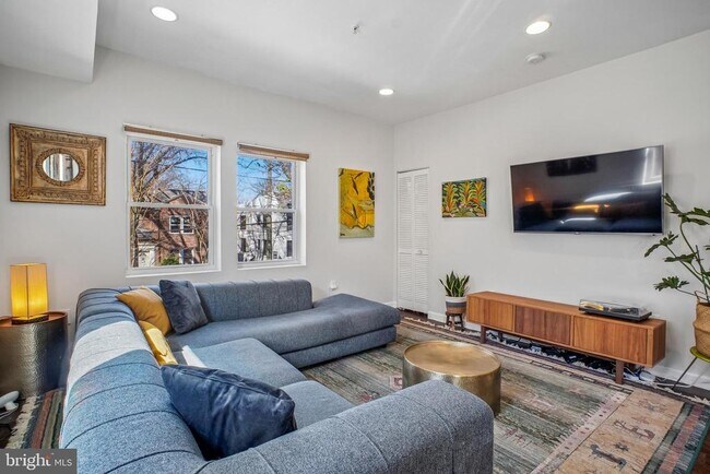 Building Photo - 1346 Nicholson St NW