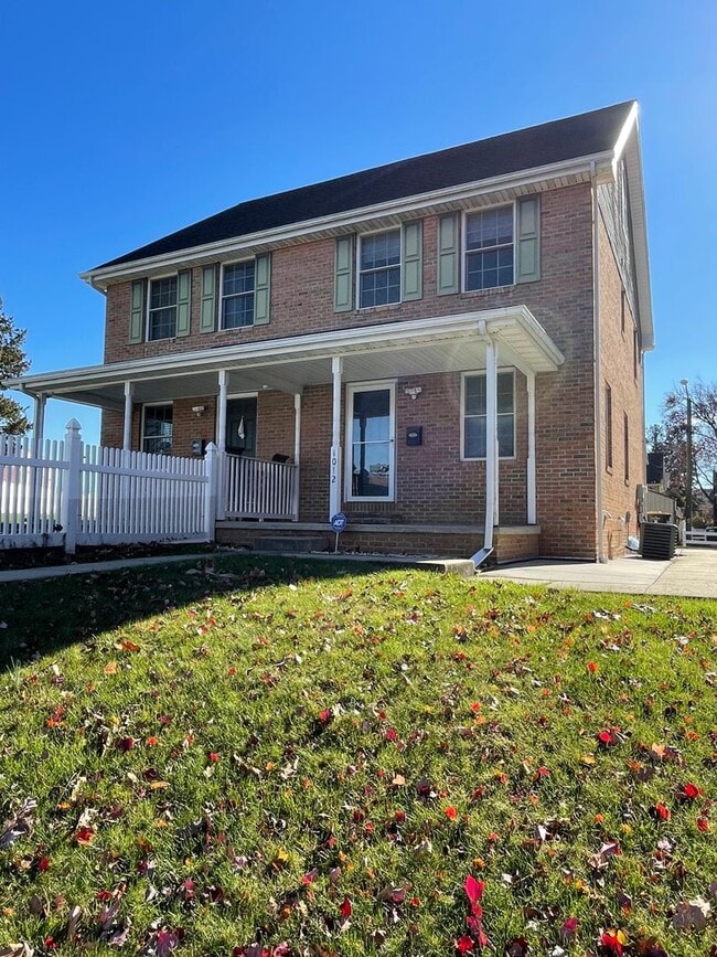 Building Photo - 3 Bedroom Townhome in Lancaster!