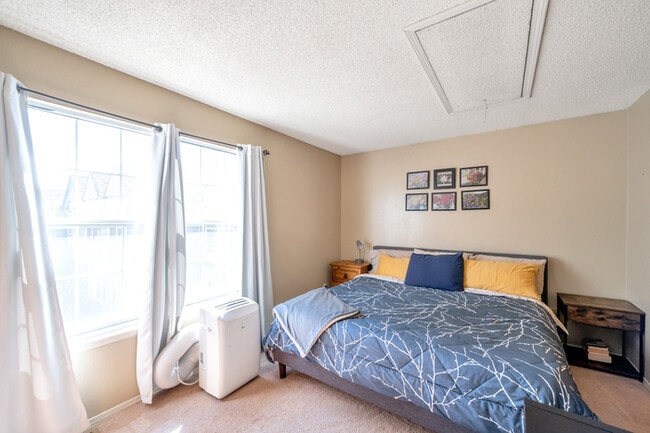 Building Photo - Charming 2 beds 2.5 baths in Aurora with a...