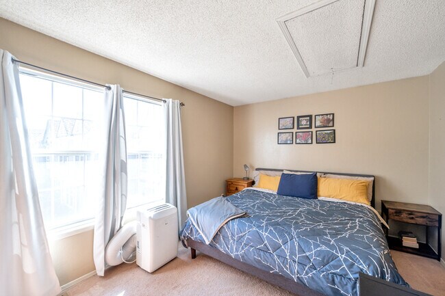 Building Photo - Charming 2 beds 2.5 baths in Aurora with a move-in special of 50% off first month's rent!!