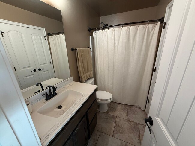 Building Photo - Immaculate 3 bed 2 bath in Mustang Schools, ready for move in on or before July 1st!