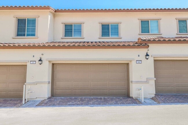 Building Photo - MUST SEE Summerlin Townhome