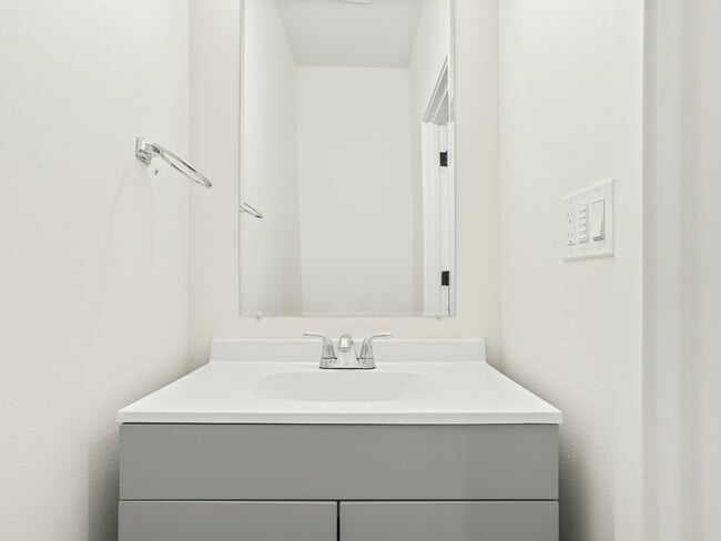 Building Photo - Vancouver Townhouses - Get 1 Month Free!