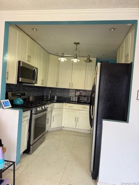 Building Photo - 868 E 95th St