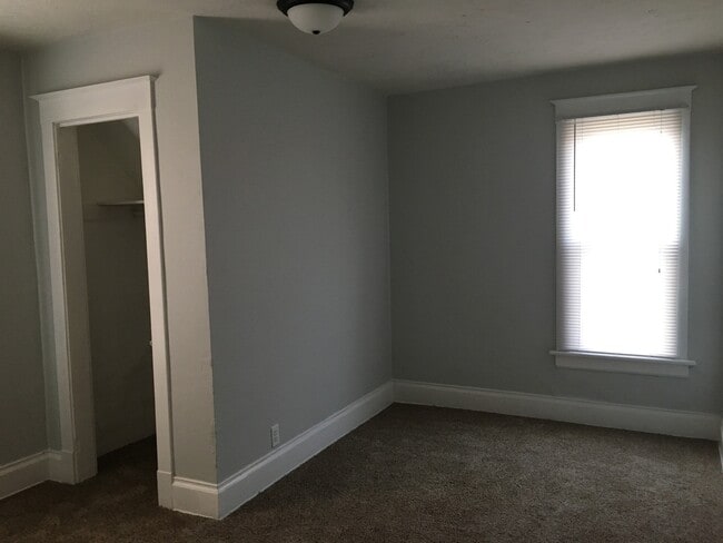 Building Photo - 936 Crescent St NE