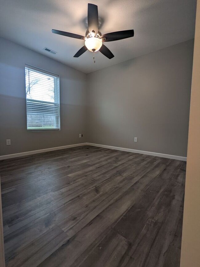 Building Photo - This is the perfect chance to settle into ...