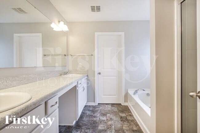 Building Photo - 5776 Bluff View Ln
