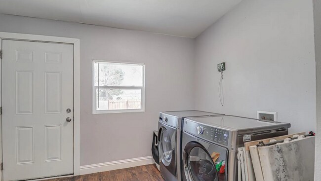 Building Photo - Charming 3 bedroom, 3 bath!