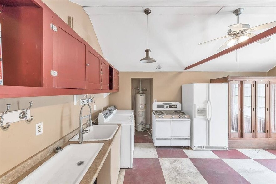 Wash House / Storage - 10152 FM949