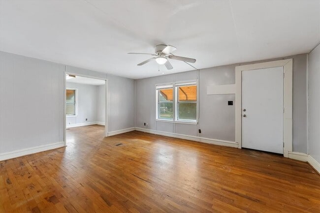 Building Photo - 606 N Pine Hill St