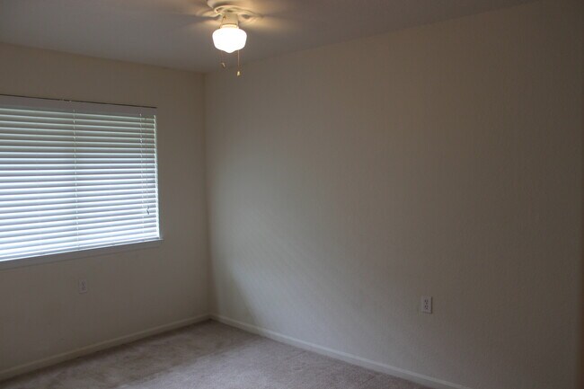 Building Photo - 2/1 Condo with screened porch and communit...