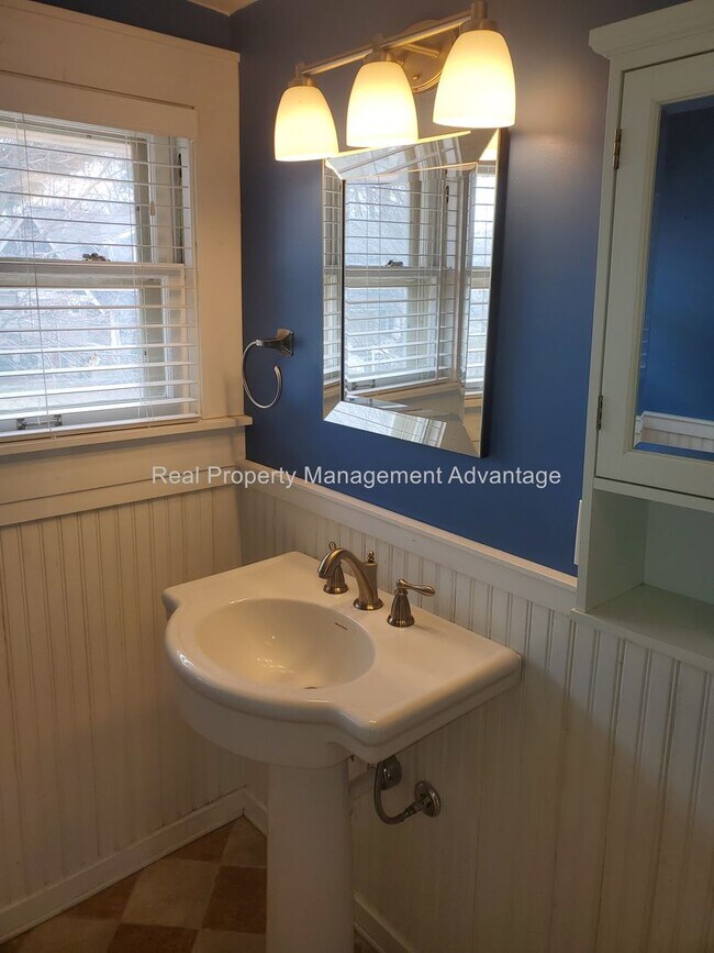 Building Photo - Craftsman Style, Modern Amenities Steps fr...