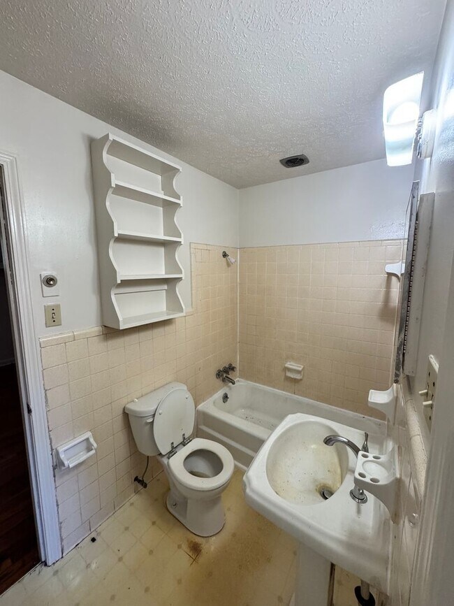 Building Photo - 122 Woodland Ave