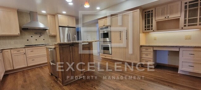 Building Photo - Spacious 5/3 Home With Fully Updated Kitchen, Over 2500SF of Space, Pets Negotiable