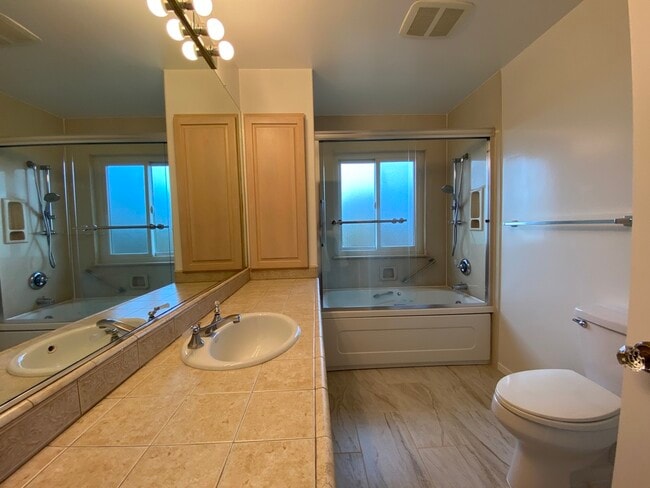 Building Photo - 845 Viewridge Dr