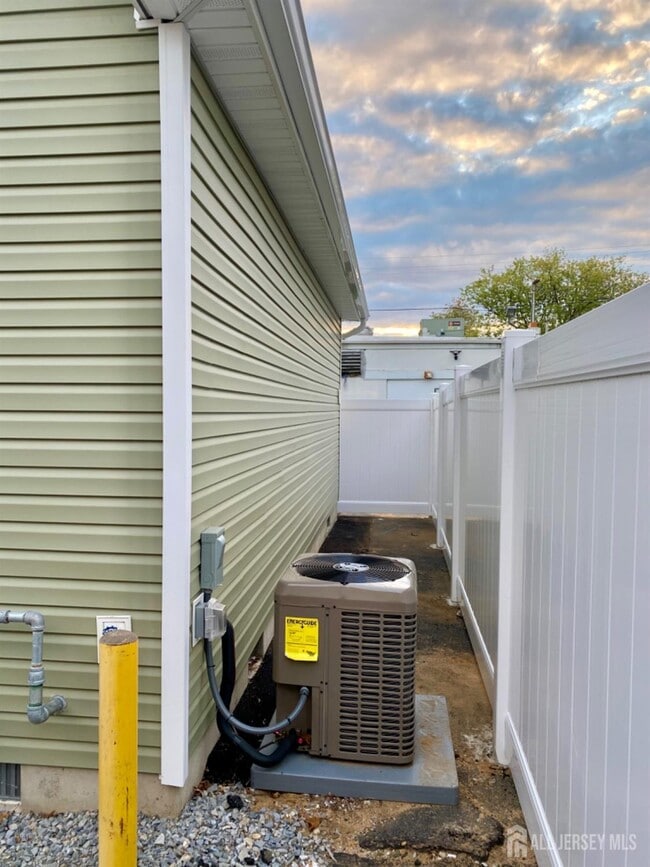 Building Photo - 14 Belmont Ave