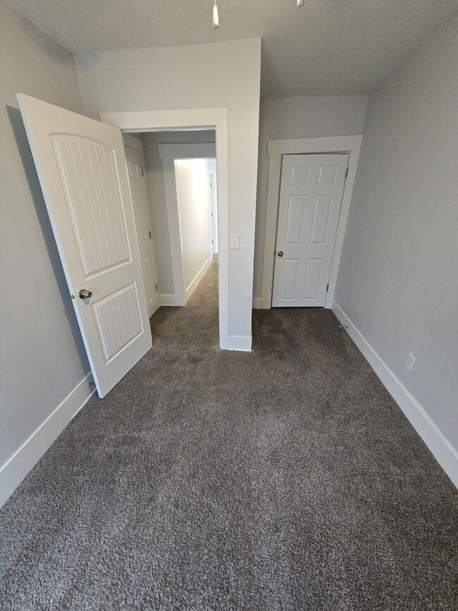 Building Photo - 3 BEDROOM SINGLE FAMILY