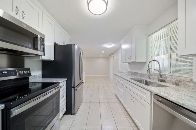 Building Photo - Classic rambler has 3 bedrooms, 1.75 baths, North Thurston School District