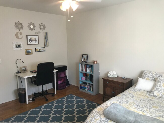 Building Photo - 2 BR IN HYDE PARK WITH OFF STREET PARKING