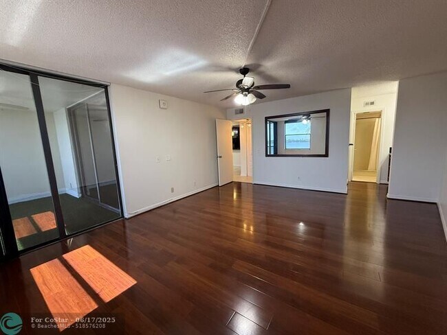 Building Photo - 110 Lake Emerald Dr
