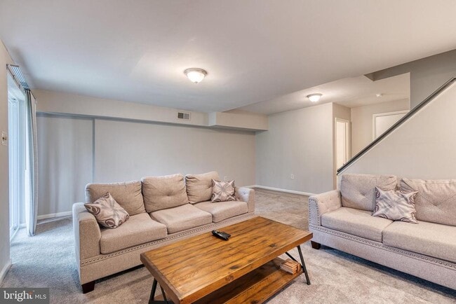 Building Photo - 3 Greenshire Ln