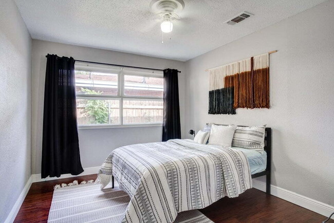 Building Photo - Beautifully Updated Home with Modern Ameni...