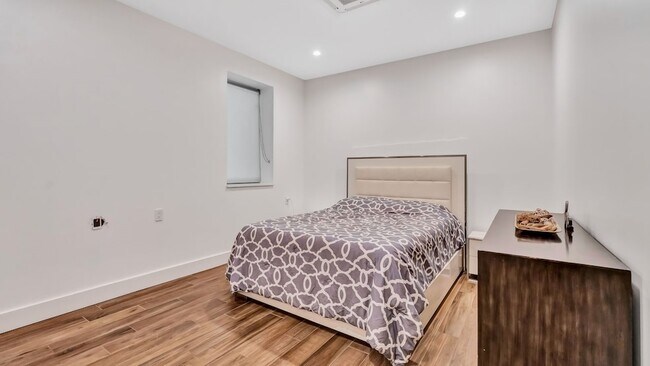 Building Photo - 8635 San Leandro Dr