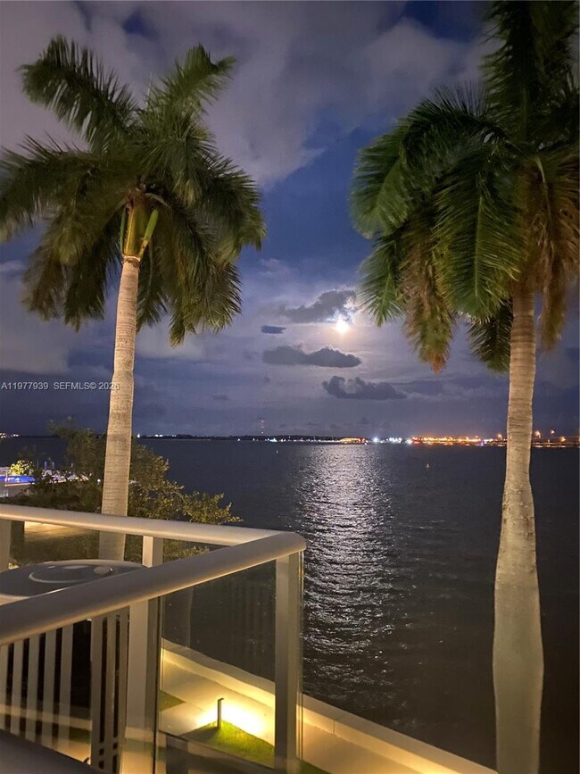 Building Photo - 1541 Brickell Ave